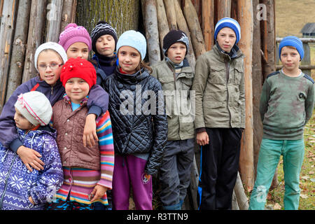 La Roumanie. Moldovita. Village des musiciens, des danseurs et des mécènes de la café local. Les enfants. Banque D'Images