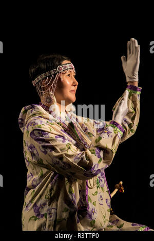 La Russie, Komsomolskaïa Bay, Okrug autonome de Tchoukotka. Port de Provideniya. Native Cultural show, femme en costume traditionnel. Banque D'Images