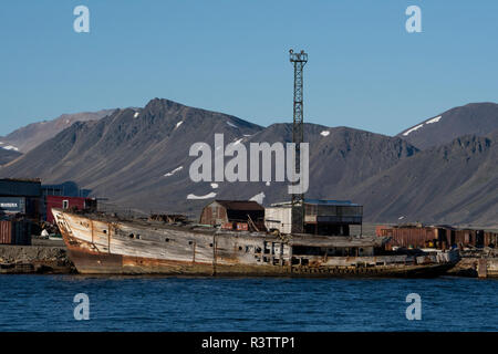 La Russie, Komsomolskaïa Bay, Okrug autonome de Tchoukotka. Port de Provideniya, à travers le détroit de Béring, de l'Alaska. Bateaux de pêche au port. Banque D'Images