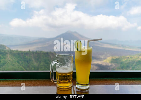 Mont Batur trekking, bénéficiant d'un couple de boissons dans un café en bordure de route avec la vue sur le volcan, belle Bali Banque D'Images