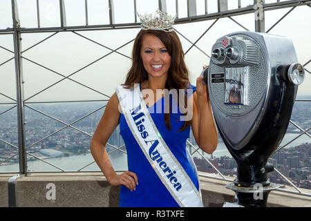 NEW YORK, NY - 12 SEPTEMBRE : Miss America 2018 Mund Cara visite l'Empire State Building le 12 septembre 2017 à New York. (Photo par Steve Mack/S.D. Mack Photos) Banque D'Images