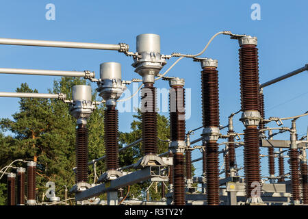 Sous-station électrique tour pour générer de l'énergie avec le fond de ciel Banque D'Images