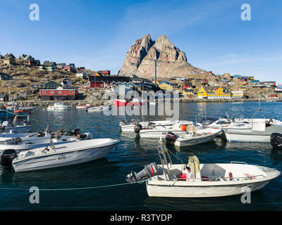 Port avec bateaux de pêche typiques. Petite ville d'Uummannaq dans le nord-ouest du Groenland, Danemark Banque D'Images