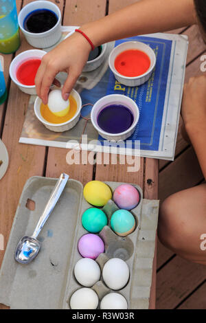 Les oeufs de Pâques coloriage adolescente Banque D'Images