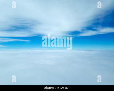 Une belle vue de beaucoup de nuages d'un avion avec une base dense de cumulus dans le bas de la photo Banque D'Images