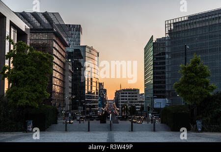 Vue sur la Rue de la Loi, le quartier européen, les immeubles de bureaux du rond-point Schuman à Bruxelles, Belgique Banque D'Images