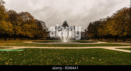 Les arches de la cinquantenaire avec le Musée Royal et le parc de Bruxelles, Belgique Banque D'Images