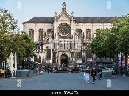 L'église Sainte Catherine se reflétant dans l'eau de la fontaine de nuit Banque D'Images