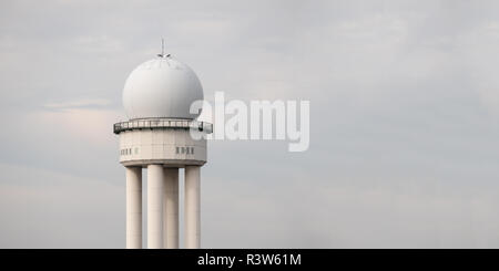 Prix catalogue 117 tour radar dans les Parc de la ville Tempelhofer Feld, l'ancien aéroport de Tempelhof à Berlin, Allemagne Banque D'Images