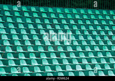 Les sièges vides en plastique vert spectateurs closeup on tennis stand Banque D'Images