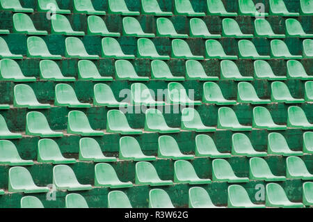 Les sièges vides en plastique vert spectateurs closeup on tennis stand Banque D'Images