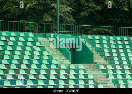 Les sièges vides en plastique vert spectateurs closeup on tennis stand Banque D'Images