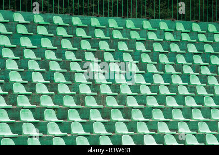 Les sièges vides en plastique vert spectateurs closeup on tennis stand Banque D'Images