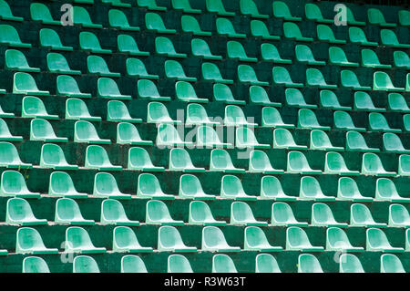 Les sièges vides en plastique vert spectateurs closeup on tennis stand Banque D'Images