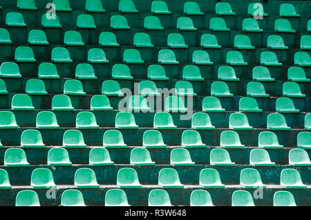 Les sièges vides en plastique vert spectateurs closeup on tennis stand Banque D'Images