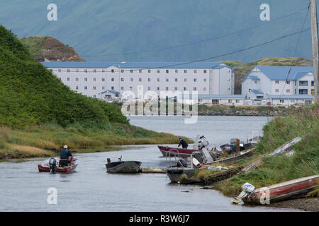 L'Alaska, les îles Aléoutiennes, l'île Unalaska. Iliuliuk la pêche au saumon le long de la rivière.
