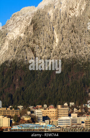 USA, Alaska. Vue sur le centre-ville de Juneau de Douglas Island. Banque D'Images