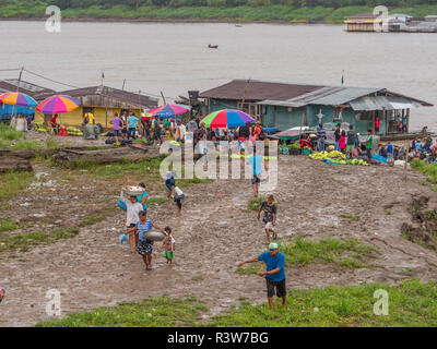 Tabatinga au Brésil, - 15 septembre 2018 : Jour de pluie dans le port d'Amazon river Banque D'Images