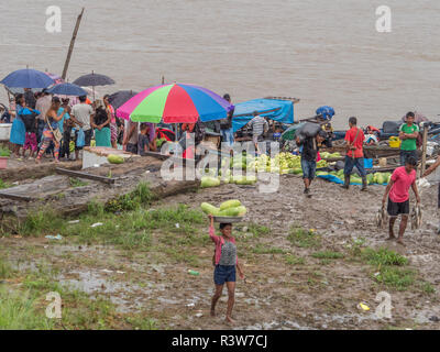 Tabatinga au Brésil, - 15 septembre 2018 : Jour de pluie dans le port d'Amazon river Banque D'Images