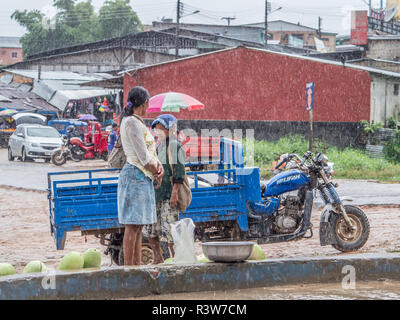 Tabatinga au Brésil, - 15 septembre 2018 : Jour de pluie dans le port d'Amazon river Banque D'Images