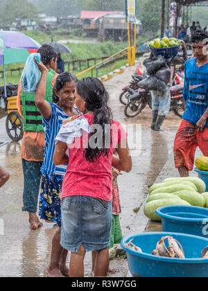 Tabatinga au Brésil, - 15 septembre 2018 : Jour de pluie dans le port d'Amazon river Banque D'Images