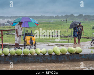 Tabatinga au Brésil, - 15 septembre 2018 : Jour de pluie dans le port d'Amazon river Banque D'Images