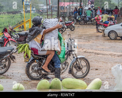 Tabatinga au Brésil, - 15 septembre 2018 : Jour de pluie dans le port d'Amazon river Banque D'Images