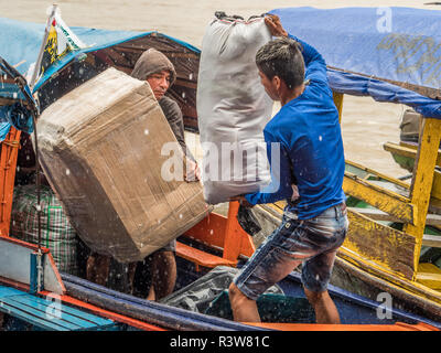 Tabatinga au Brésil, - 15 septembre 2018 : Jour de pluie dans le port d'Amazon river Banque D'Images