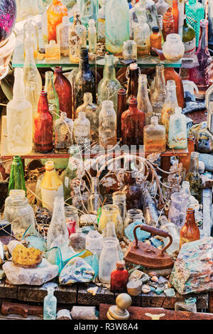 Les bouteilles et les artefacts sur la propriété d'artistes locaux, ville fantôme de Jerome, Arizona, Banque D'Images