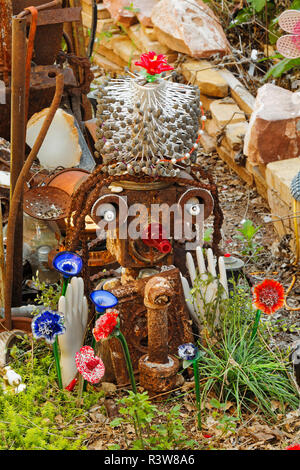 Les bouteilles et les artefacts sur la propriété d'artistes locaux, ville fantôme de Jerome, Arizona Banque D'Images