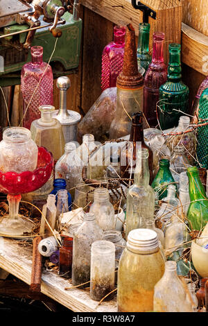 Les bouteilles et les artefacts sur la propriété d'artistes locaux, ville fantôme de Jerome, Arizona Banque D'Images
