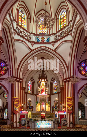 Autel de la Basilique du Sacré-Cœur de Jésus, Pondicherry, Tamil Nadu, Inde Banque D'Images