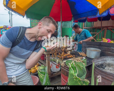 Heureux touriste, c'est du virus sur le bazar local à Iquitos, Pérou. L'Amérique latine Banque D'Images