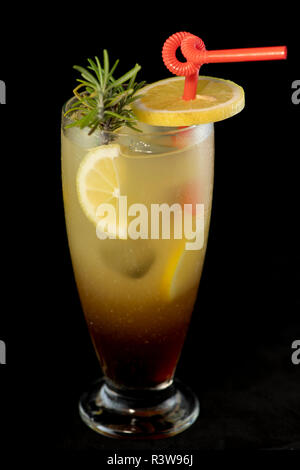 Cocktail Long Island à la vodka, tequila, rhum, cin et le jus de lime avec fond noir isolé Banque D'Images