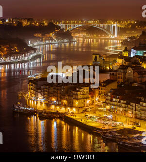 Coucher de soleil sur le Rio Douro. Vila Nova de Gaia de gauche à droite, la vieille ville. La vieille ville est inscrite au Patrimoine de l'UNESCO. Portugal Banque D'Images