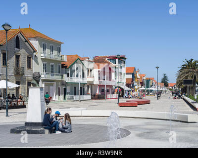 Maisons colorées de Costa Nova, une station balnéaire et faubourg de Aveiro. En raison des nombreux satellite Aveiro est appelée la Venise du Portugal. Banque D'Images