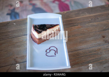 Brownie gâteau au chocolat décoré de sauce au chocolat sur la plaque Banque D'Images