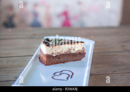 Brownie gâteau au chocolat décoré de sauce au chocolat sur la plaque Banque D'Images