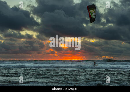 Kite Surfer à l'Ocean Beach à San Francisco Banque D'Images