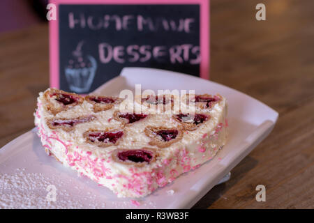 Cherry cake aux fruits frais sur la table en bois de cerisier Banque D'Images