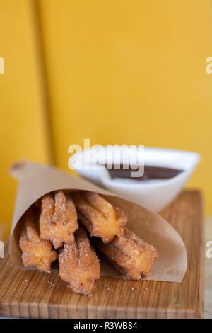 Pâtisserie frite churros Servir avec sauce chocolat chaud sur bois Banque D'Images