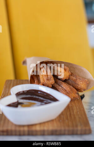 Pâtisserie frite churros Servir avec sauce chocolat chaud sur bois Banque D'Images