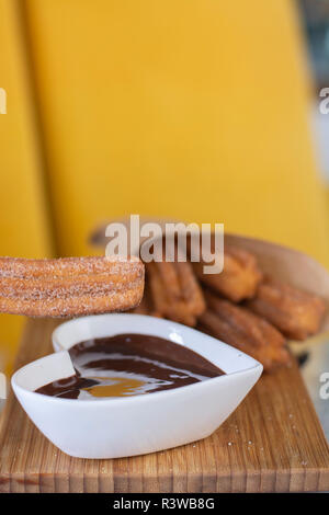 Pâtisserie frite churros Servir avec sauce chocolat chaud sur bois Banque D'Images