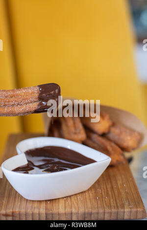 Pâtisserie frite churros Servir avec sauce chocolat chaud sur bois Banque D'Images