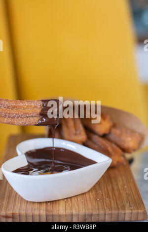 Pâtisserie frite churros Servir avec sauce chocolat chaud sur bois Banque D'Images