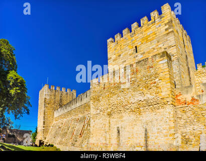 Le château de San Jorge, Lisbonne, Portugal. Repris en 1147 et le roi Alfonso tourné la colline en château et palais. Banque D'Images