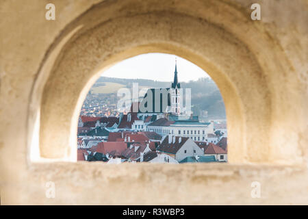 Belle vue de l'architecture à Cesky Krumlov en République tchèque à travers une fenêtre ou un mur mur. Banque D'Images