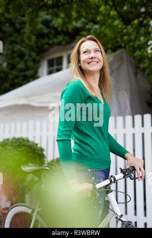 Jeune femme à vélo dans la ville Banque D'Images