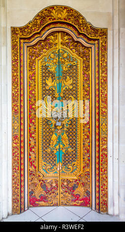 Porte indonésienne de sculptures et peint de multiples couleurs. Entrée d'un temple et une maison. La plupart des maisons à Bali sont également des temples. Banque D'Images
