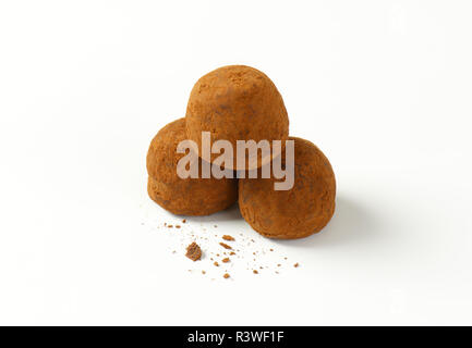 Truffes au chocolat, saupoudré de cacao Banque D'Images